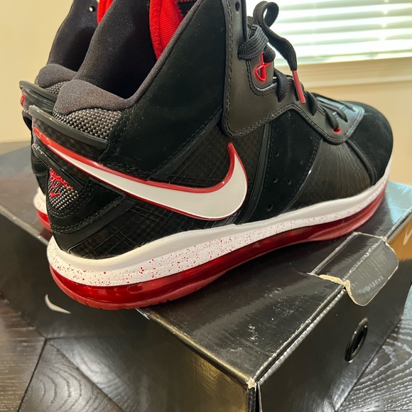 ? Nike LeBron 8 \